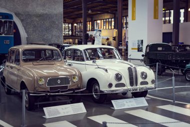 Münih, Almanya - 26 Kasım 2018: topluluğu tarihsel olarak bilinen ve Münih ulaşım Müzesi (Deutsches Museum Verkehrszentrum Araçlar). 