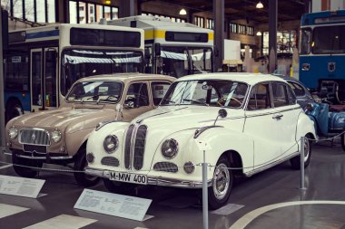 Münih, Almanya - 26 Kasım 2018: topluluğu tarihsel olarak bilinen ve Münih ulaşım Müzesi (Deutsches Museum Verkehrszentrum Araçlar). 