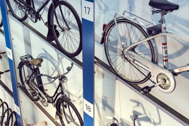 Münih, Almanya - 26 Kasım 2018: Sergi Bisiklet modelleri ve Münih ulaşım Müzesi (Deutsches Museum Verkehrszentrum Bisiklet sektörünün gelişme süreci). 