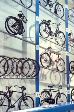 Münih, Almanya - 26 Kasım 2018: Sergi Bisiklet modelleri ve Münih ulaşım Müzesi (Deutsches Museum Verkehrszentrum Bisiklet sektörünün gelişme süreci). 