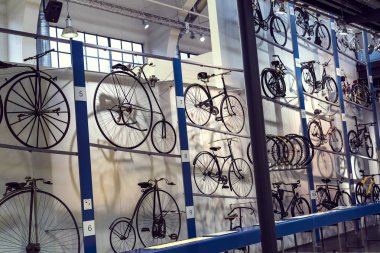 Münih, Almanya - 26 Kasım 2018: Sergi Bisiklet modelleri ve Münih ulaşım Müzesi (Deutsches Museum Verkehrszentrum Bisiklet sektörünün gelişme süreci). 