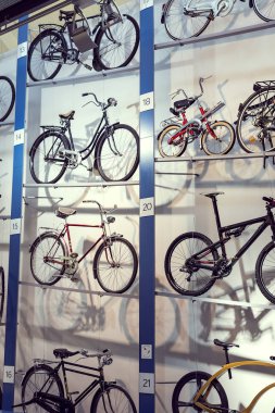 Münih, Almanya - 26 Kasım 2018: Sergi Bisiklet modelleri ve Münih ulaşım Müzesi (Deutsches Museum Verkehrszentrum Bisiklet sektörünün gelişme süreci). 