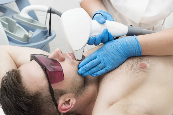 Hombre Procedimiento Depilación Láser Salón Belleza —  Fotos de Stock