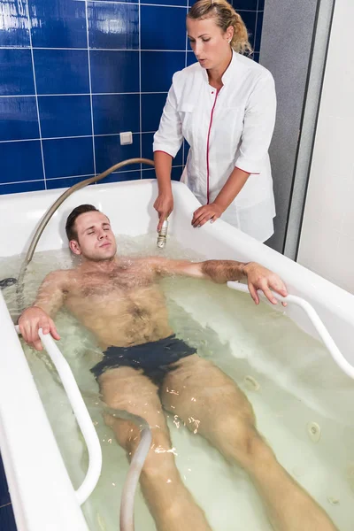 Den Unge Mannen Förfarandet Den Whirlpool Hydrobath — Stockfoto