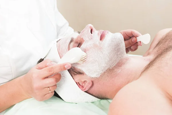 Uomo Nella Procedura Cosmetica Maschera Nel Salone Spa — Foto Stock