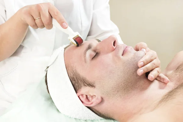 Mannen Genomgår Tillvägagångssättet Medicinska Micro Nål Terapi Med Moderna Medicinska — Stockfoto