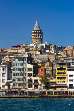 Istanbul, Türkiye - 10 Ekim 2015: Haliç görünümünden kanal üzerinde Panoraması yamaçlarında şehir