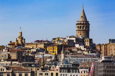 Istanbul, Türkiye - 10 Ekim 2015: Haliç görünümünden kanal üzerinde Panoraması yamaçlarında şehir