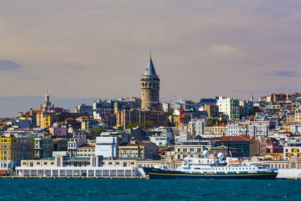 Istanbul, Türkiye - 10 Ekim 2015: Haliç görünümünden kanal üzerinde Panoraması yamaçlarında şehir