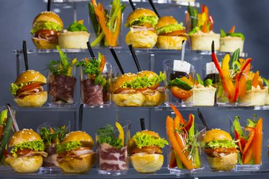 Peynir salata et ve deniz ürünleri plastik bardak ile Mini kanepeler.