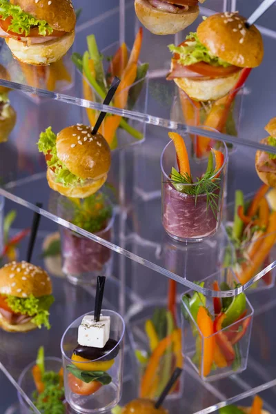 Mini Tartine Con Insalate Formaggio Carne Frutti Mare Bicchieri Plastica — Foto Stock