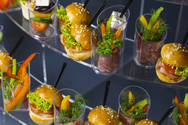 Mini Canapés Avec Salades Fromage Viande Fruits Mer Dans Des — Photo