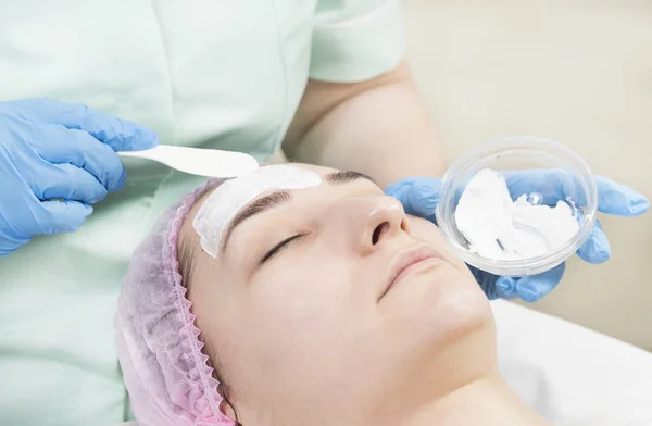 Process Cosmetic Mask Massage Facials Beauty Salon — Stock Photo, Image