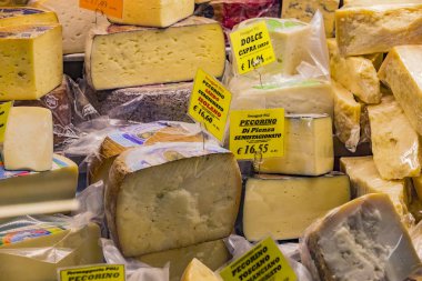 7 HAZİRAN 2018, MİLANN, İTALYA: Milano 'daki Wagner Market' in rafları ve vitrinleri. 