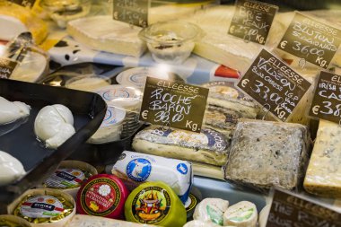 7 HAZİRAN 2018, MİLANN, İTALYA: Milano 'daki Wagner Market' in rafları ve vitrinleri. 