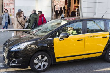 Barcelona, İspanya - 11 Ocak 2018: Barselona Merkez sokaklarda taksi Oto. 