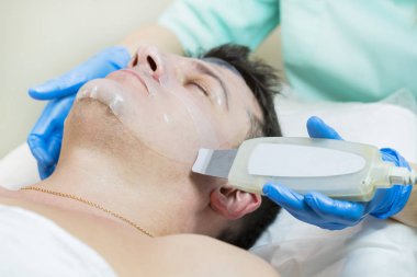 adam maske kozmetik prosedür spa salonda 