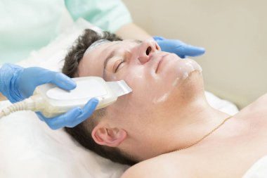 adam maske kozmetik prosedür spa salonda 