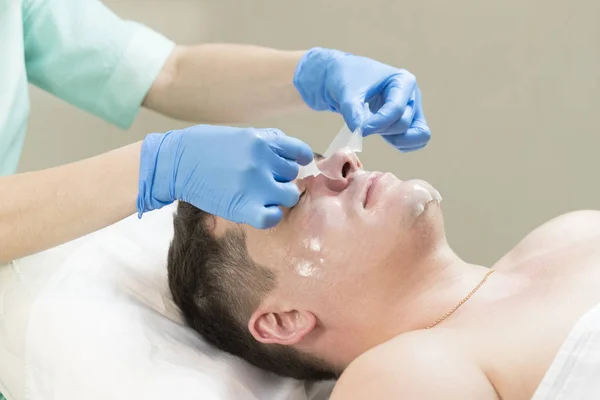 Muž Masce Kosmetická Procedura Wellness Salonu — Stock fotografie