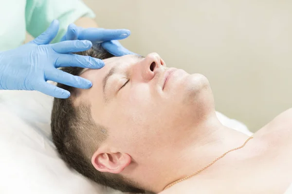 Mann Der Maske Kosmetischer Eingriff Wellness Salon — Stockfoto