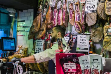 Barcelona, İspanya - 12 Ocak 2018: Barcelona gıda jamon turistler ve ziyaretçiler için şehrin sebze satan Hostafrancs bakkal market. 