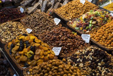 Barcelona, İspanya - 12 Ocak 2018: Barcelona gıda jamon turistler ve ziyaretçiler için şehrin sebze satan Hostafrancs bakkal market. 