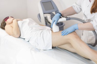 Kadın bacaklarda Güzellik Salonu lazer epilasyon işlemi. 