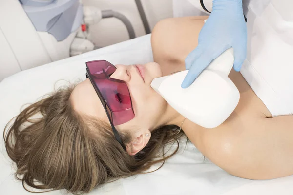 Proceso Depilación Láser Las Extremidades Femeninas Salón Belleza —  Fotos de Stock