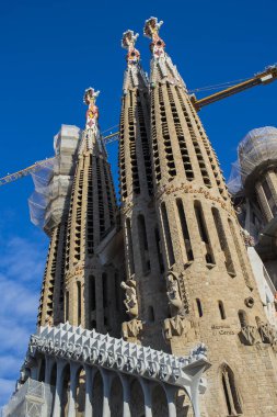 Barcelona, İspanya - 13 Ocak 2018: mimari ve Sagrada Familia eski kesiminde girişinde heykelleri unsurları. 