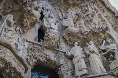 Barcelona, İspanya - 13 Ocak 2018: mimari ve Sagrada Familia eski kesiminde girişinde heykelleri unsurları. 