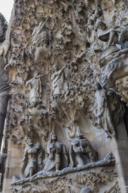 Barcelona, İspanya - 13 Ocak 2018: mimari ve Sagrada Familia eski kesiminde girişinde heykelleri unsurları. 