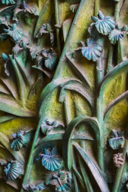 BARCELONA, SPAIN - 13 HAZİRAN 2018: Böcek, çiçek, memeli kuşların elementleri Kutsal Aile Tapınağı 'nın eski giriş kapısında.