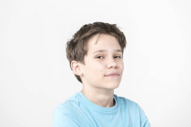 Beyaz bir arka plan üzerinde duygusal bir çocuk portresi. 
