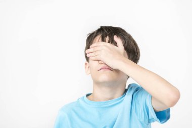 Beyaz bir arka plan üzerinde duygusal bir çocuk portresi. 