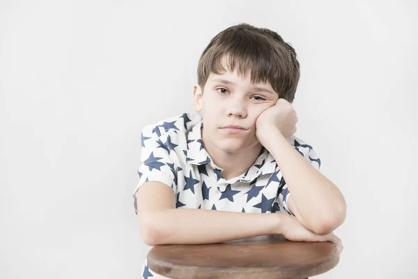 Portret Van Een Emotionele Jongen Een Witte Achtergrond — Stockfoto