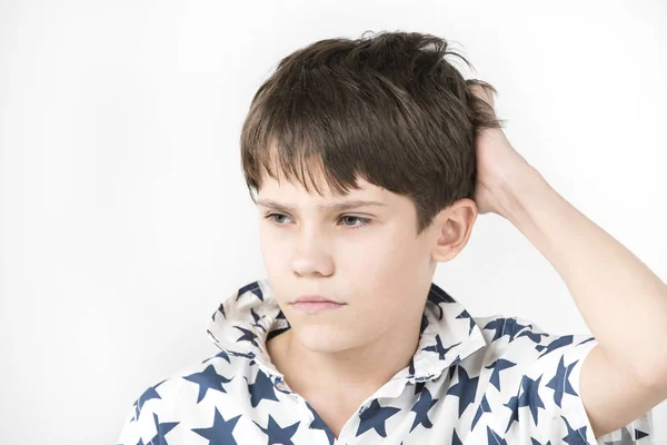 Πορτρέτο Του Ένα Συναισθηματικό Αγόρι Λευκό Φόντο — Φωτογραφία Αρχείου