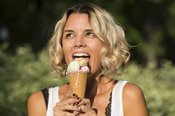 Fille Manger Crème Glacée Sur Nature Dans Parc — Photo