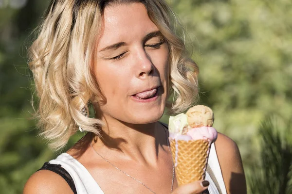 Fille Manger Crème Glacée Sur Nature Dans Parc — Photo