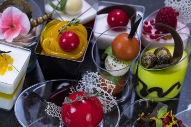 Granit taş plastik bardak koyu arka plan üzerinde Mini canaps.