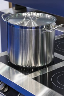 Mutfakta yakın çekim bazı yeni metal tava vurdu