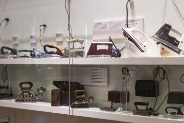 Vienna, Avusturya - 24 Ağustos 2017: Viyana Teknik Müzesi enerji Sanayi makineleri imalatı sergiler. 