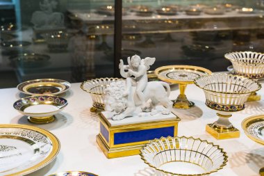 MÜZİK, GERMANY - 27, 2018: Müze ikametgahındaki Bavyera Kralları koleksiyonundan çanak çömlek ve çatal bıçak setleri (Münih Residenz), 