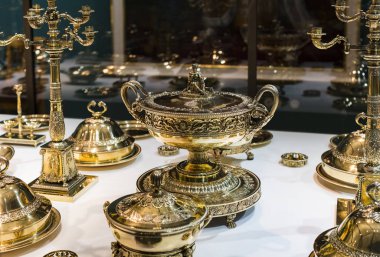 MÜZİK, GERMANY - 27, 2018: Müze ikametgahındaki Bavyera Kralları koleksiyonundan çanak çömlek ve çatal bıçak setleri (Münih Residenz), 