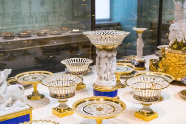 MÜZİK, GERMANY - 27, 2018: Müze ikametgahındaki Bavyera Kralları koleksiyonundan çanak çömlek ve çatal bıçak setleri (Münih Residenz), 