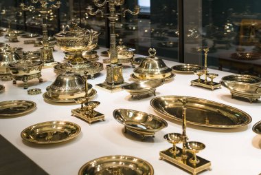 MÜZİK, GERMANY - 27, 2018: Müze ikametgahındaki Bavyera Kralları koleksiyonundan çanak çömlek ve çatal bıçak setleri (Münih Residenz), 