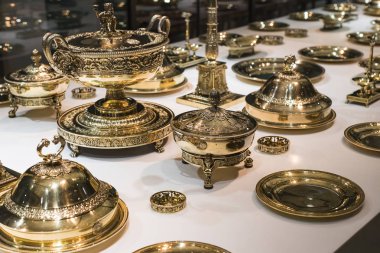 MÜZİK, GERMANY - 27, 2018: Müze ikametgahındaki Bavyera Kralları koleksiyonundan çanak çömlek ve çatal bıçak setleri (Münih Residenz), 