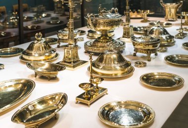 MÜZİK, GERMANY - 27, 2018: Müze ikametgahındaki Bavyera Kralları koleksiyonundan çanak çömlek ve çatal bıçak setleri (Münih Residenz), 