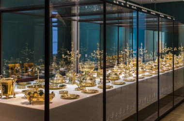 MÜZİK, GERMANY - 27, 2018: Müze ikametgahındaki Bavyera Kralları koleksiyonundan çanak çömlek ve çatal bıçak setleri (Münih Residenz), 