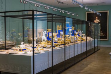 MÜZİK, GERMANY - 27, 2018: Müze ikametgahındaki Bavyera Kralları koleksiyonundan çanak çömlek ve çatal bıçak setleri (Münih Residenz), 