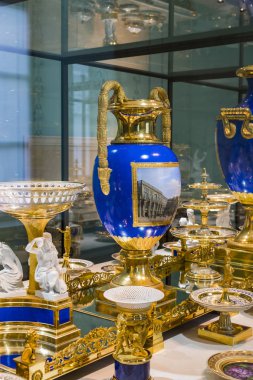 MÜZİK, GERMANY - 27, 2018: Müze ikametgahındaki Bavyera Kralları koleksiyonundan çanak çömlek ve çatal bıçak setleri (Münih Residenz), 